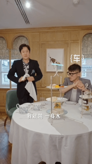 胡兵蔡国庆随地大小演胡兵被车溅水后直接开启超模模式：优雅地生气，连皱眉都像在拍大