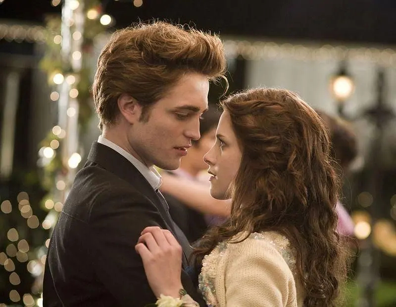 今年是《暮光之城》小说出版20周年。电影版主演罗伯特·帕丁森接受采访表示：