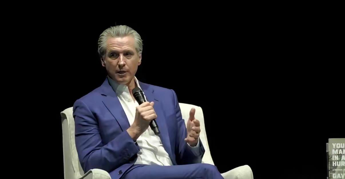 加州州长纽森今天写道：“别担心，美国！你们的油价在上涨——但特朗普赚得盆满钵满。