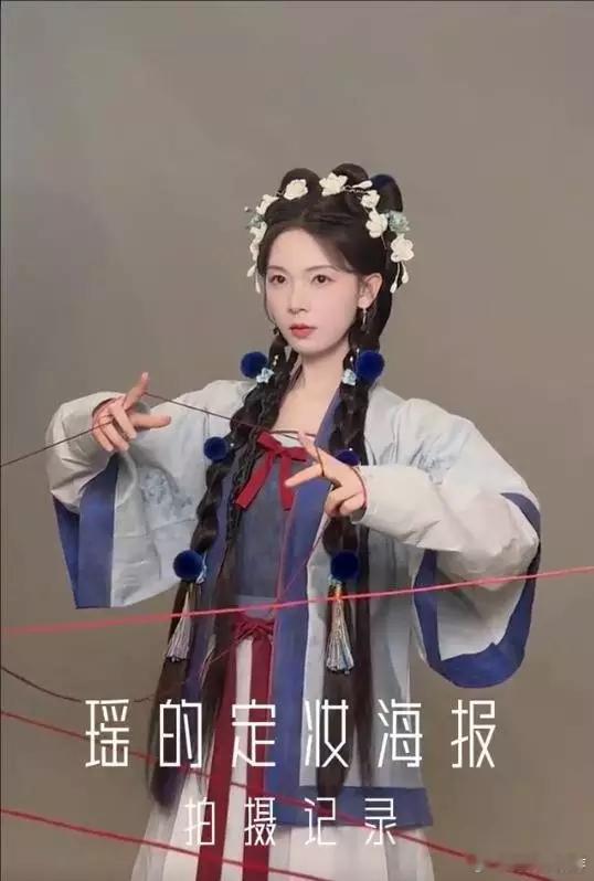 陈瑶穿紫色古装典雅大气 ，歪头浅笑灵动自在 ​​​