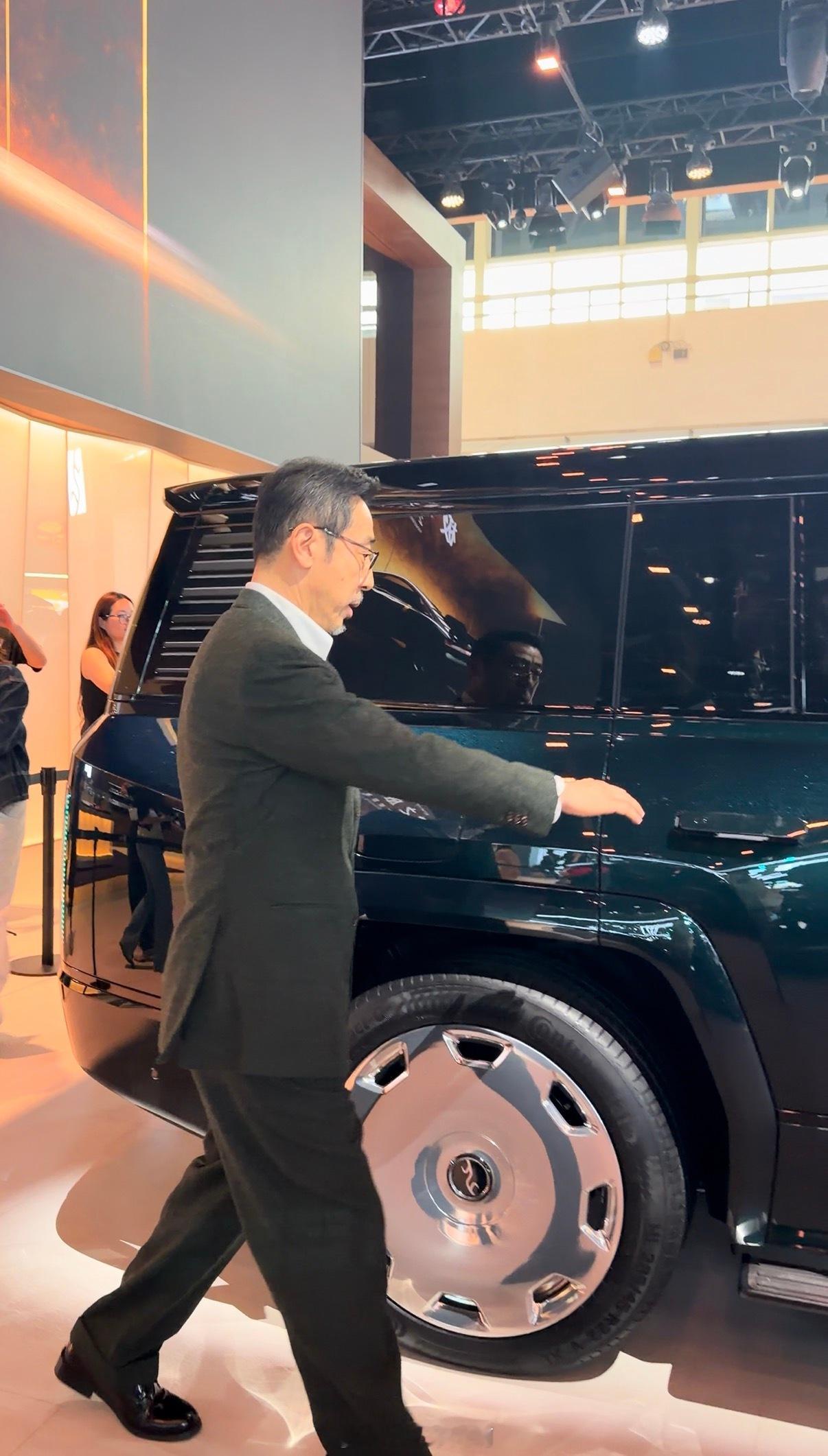 演员王志飞、宁理现身仰望展台，近距离体验了仰望U8。两人实地感受了车内空间与智能