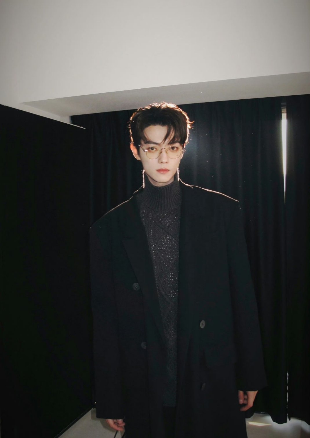 许凯哥，你的帅气无人能及。天冷了，记得保暖！照顾好自己 