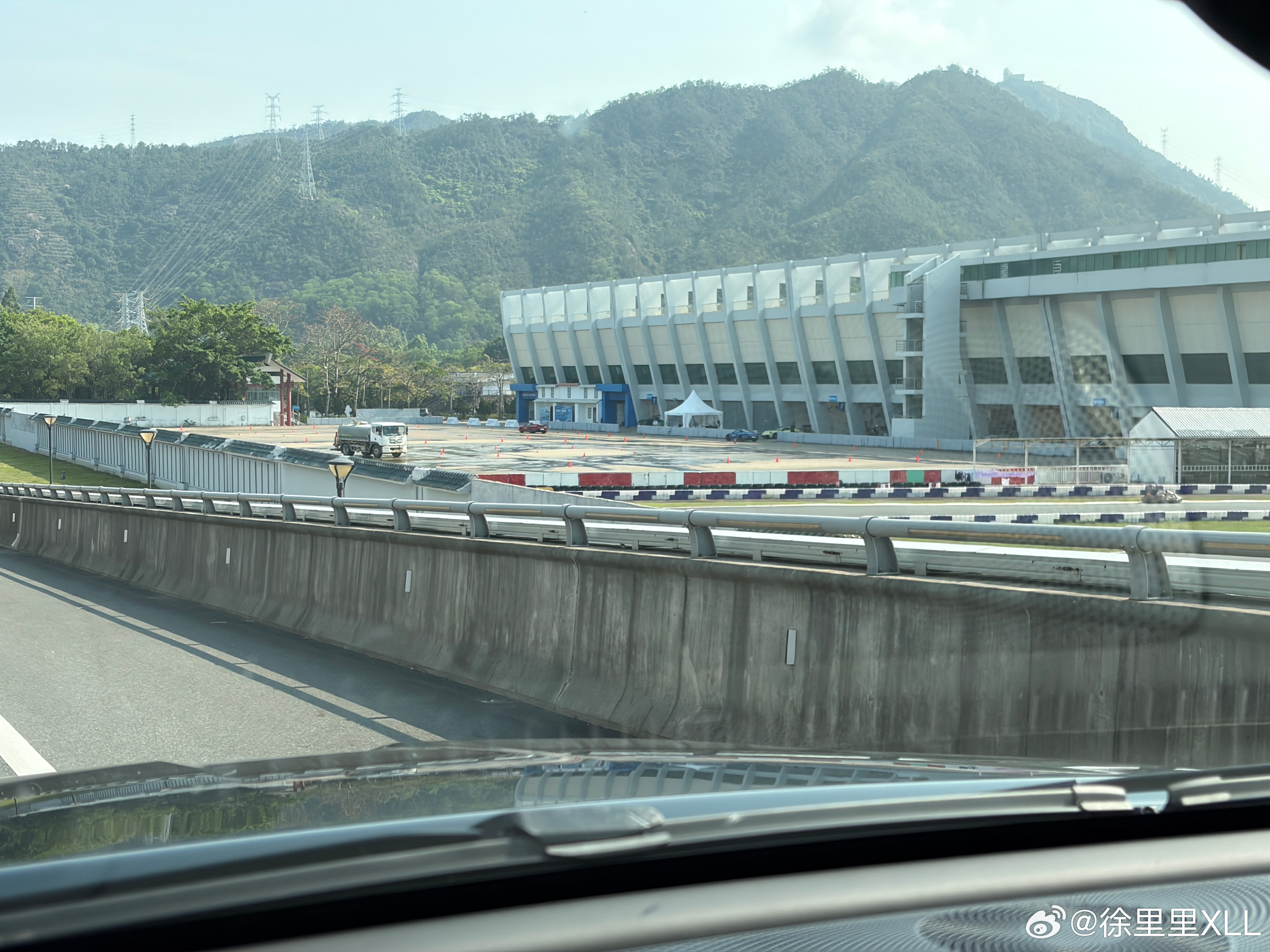 珠海国际赛车场。一眼望去，只有一个品牌，保时捷。 