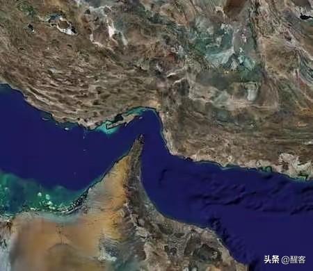 此次封锁霍尔木兹海峡是历史上首次。两伊战争期间的"油轮战" (1980-1988