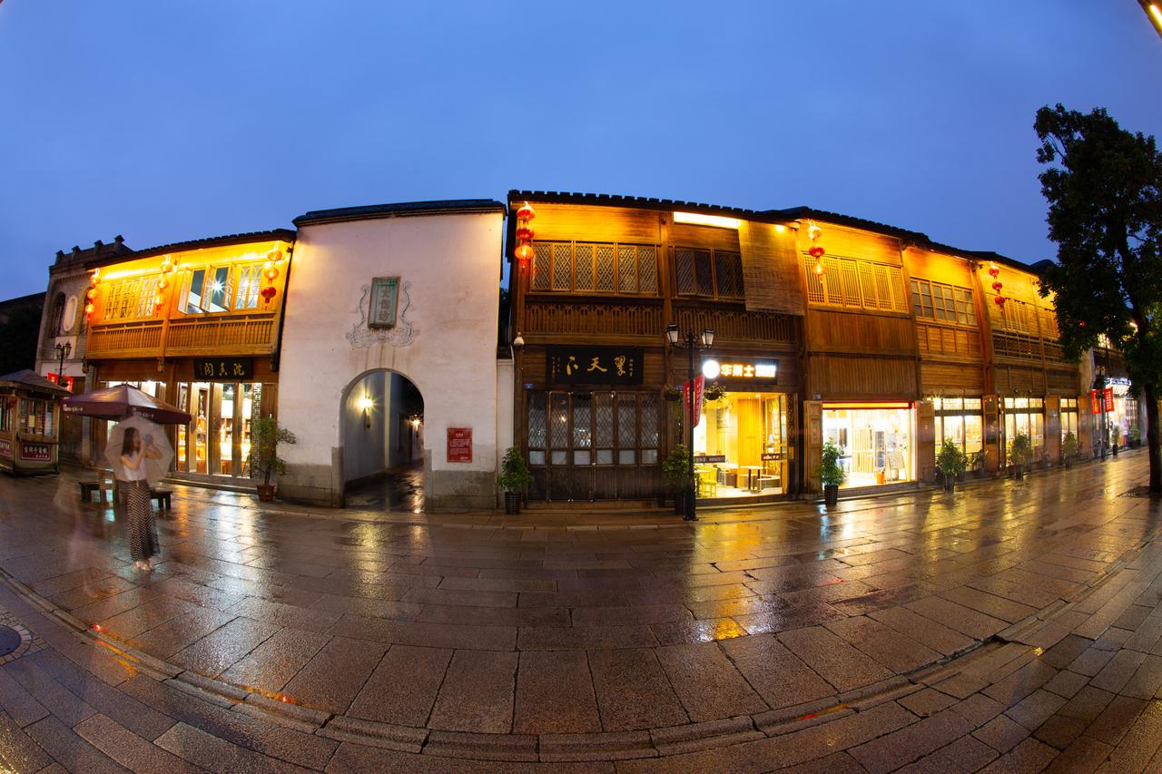 【前期与后期的对话】

地点：福州·三坊七巷
技术：鱼眼摄影 + 几何矫正重塑