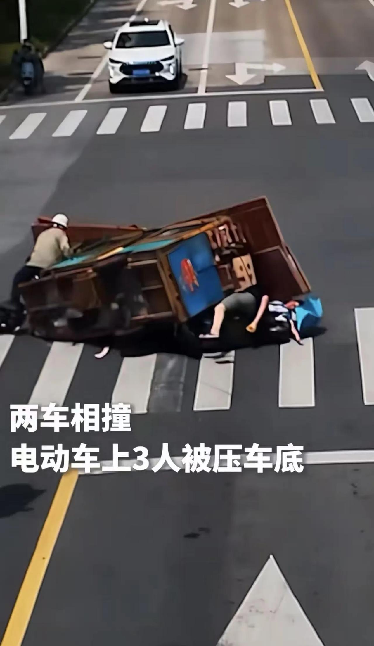 “这一刻，众字具象化了！”江苏泰州，载满货物的三轮车侧翻，把电动车上的3人压在车