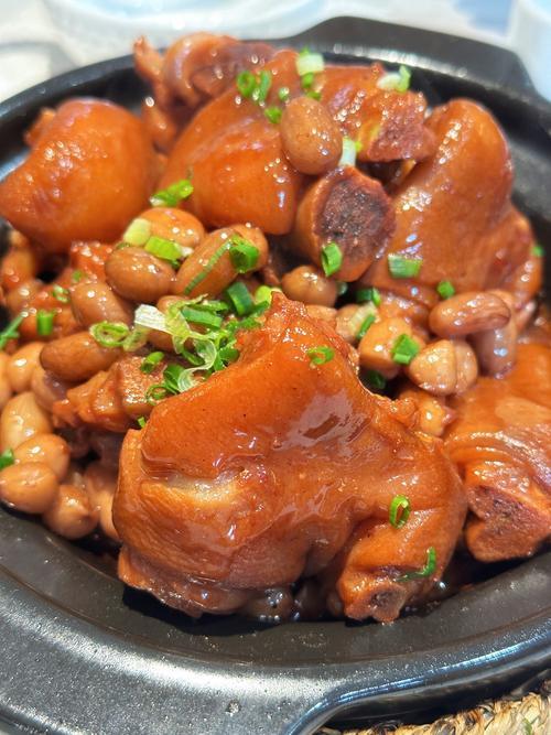 【每日一美食】  
腐乳红烧猪蹄：一口咬下满满的酱香，肉嫩到掉渣！你绝对想试试的