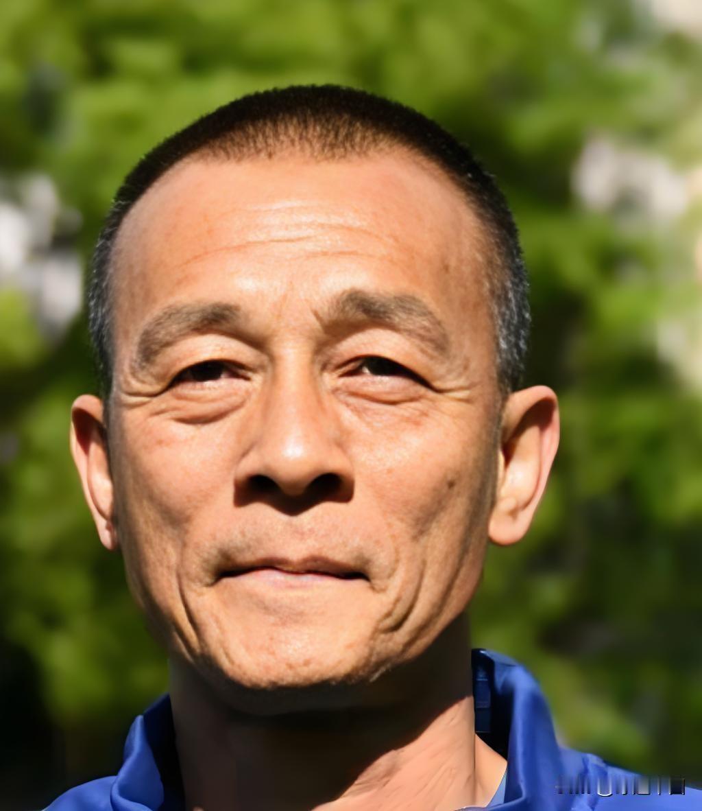 1958年，李中华出生在上海普陀区一个普通家庭。和那个年代许多足球少年一样，他身