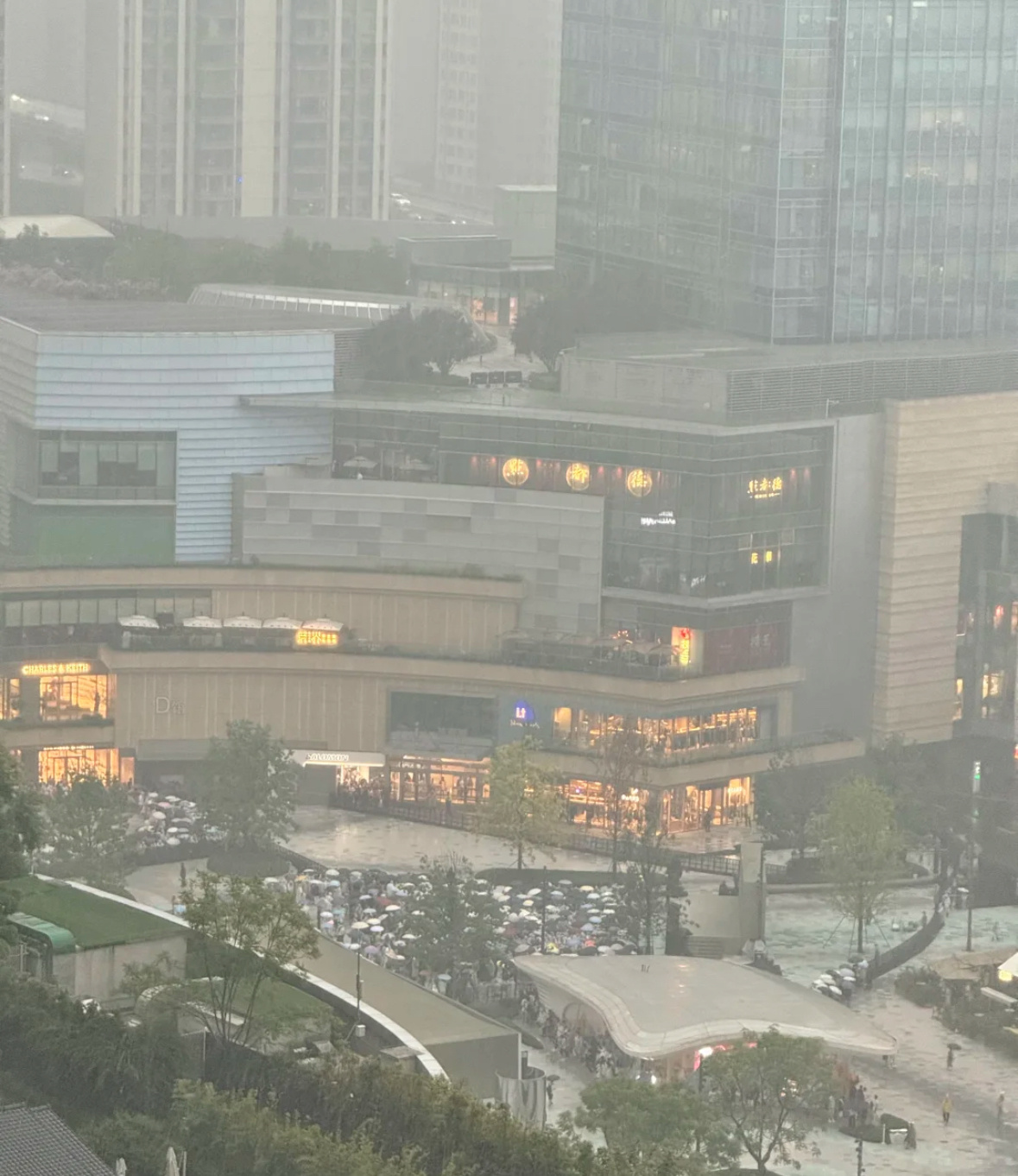 成都万象城现在下着雨，可依然浇灭不了詹姆斯球迷的热情，大家打着伞穿着雨衣依然在等