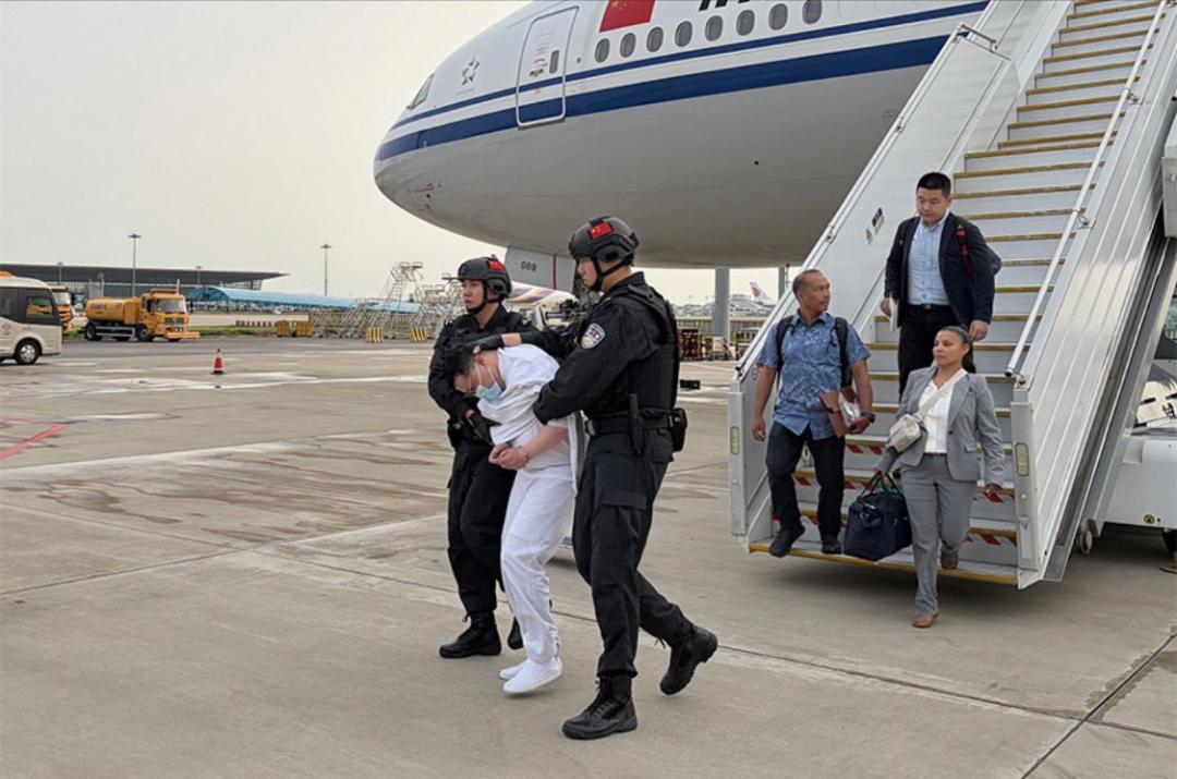 手上沾着两条人命、潜逃美国两年的刘某文，被遣返回国了。很多人第一反应是懵的：中美