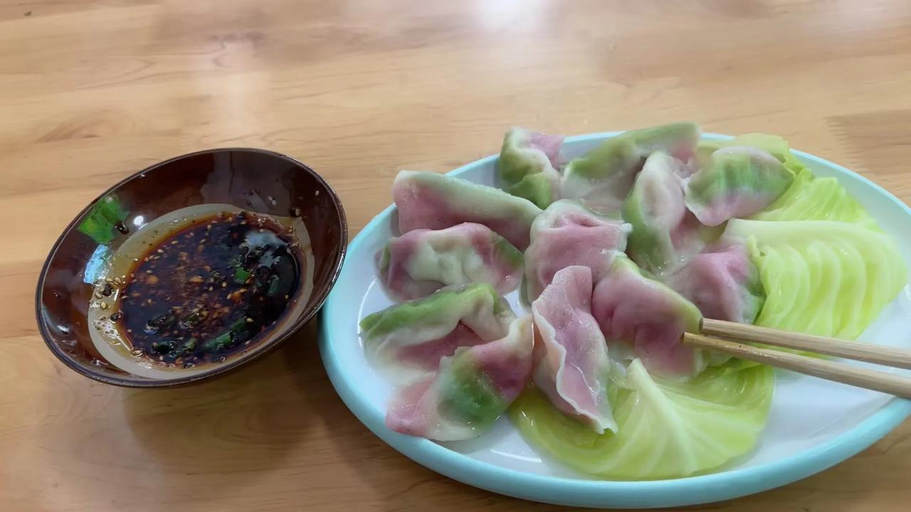 冬日生活打卡季 | 美味青菜饺子（素饺）

在寒冷的冬日，一碗热气腾腾的青菜饺子