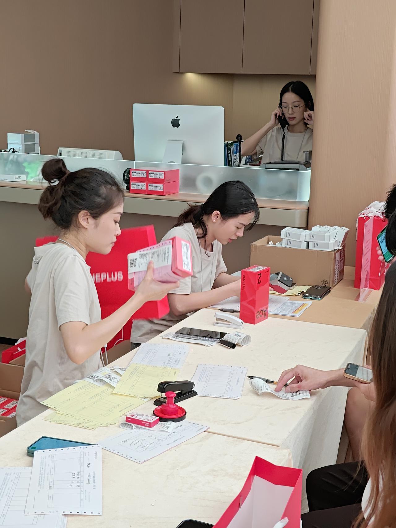 今天去打卡了一加的Pop-UP快闪活动，想不到那么多人，想体验一下一加Ace2 