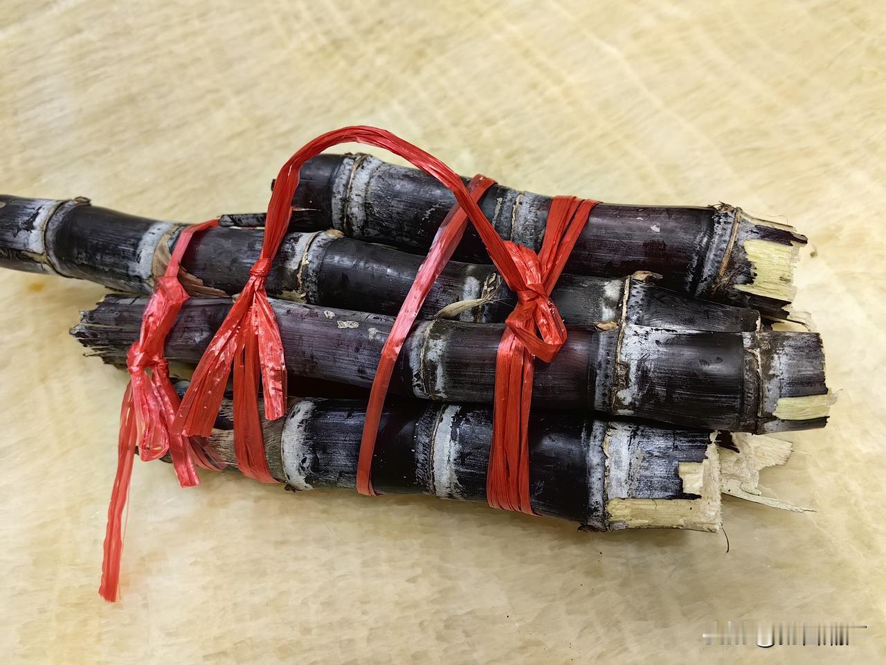 我家也分到了一条南沙滞销甘蔗

昨天上午，大院内广场上排起了长长的队伍，只为免费