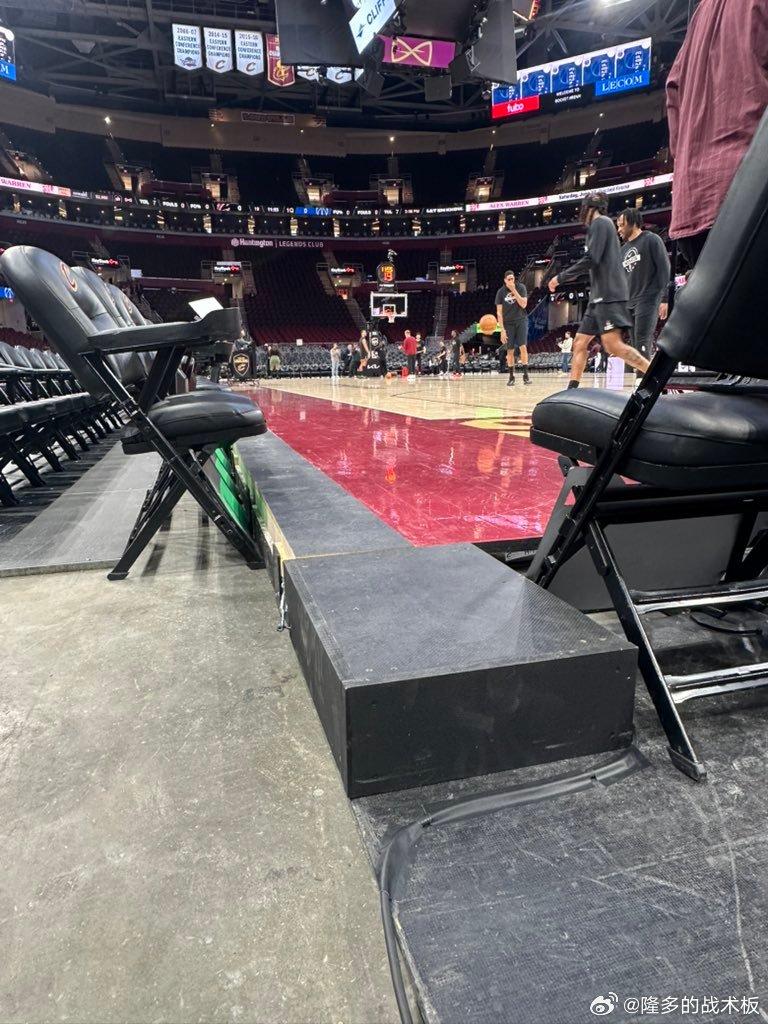 骑士对主场地板做出了调整，将有高度落差的地板（图3）进一步向观众席延伸，尽可能避