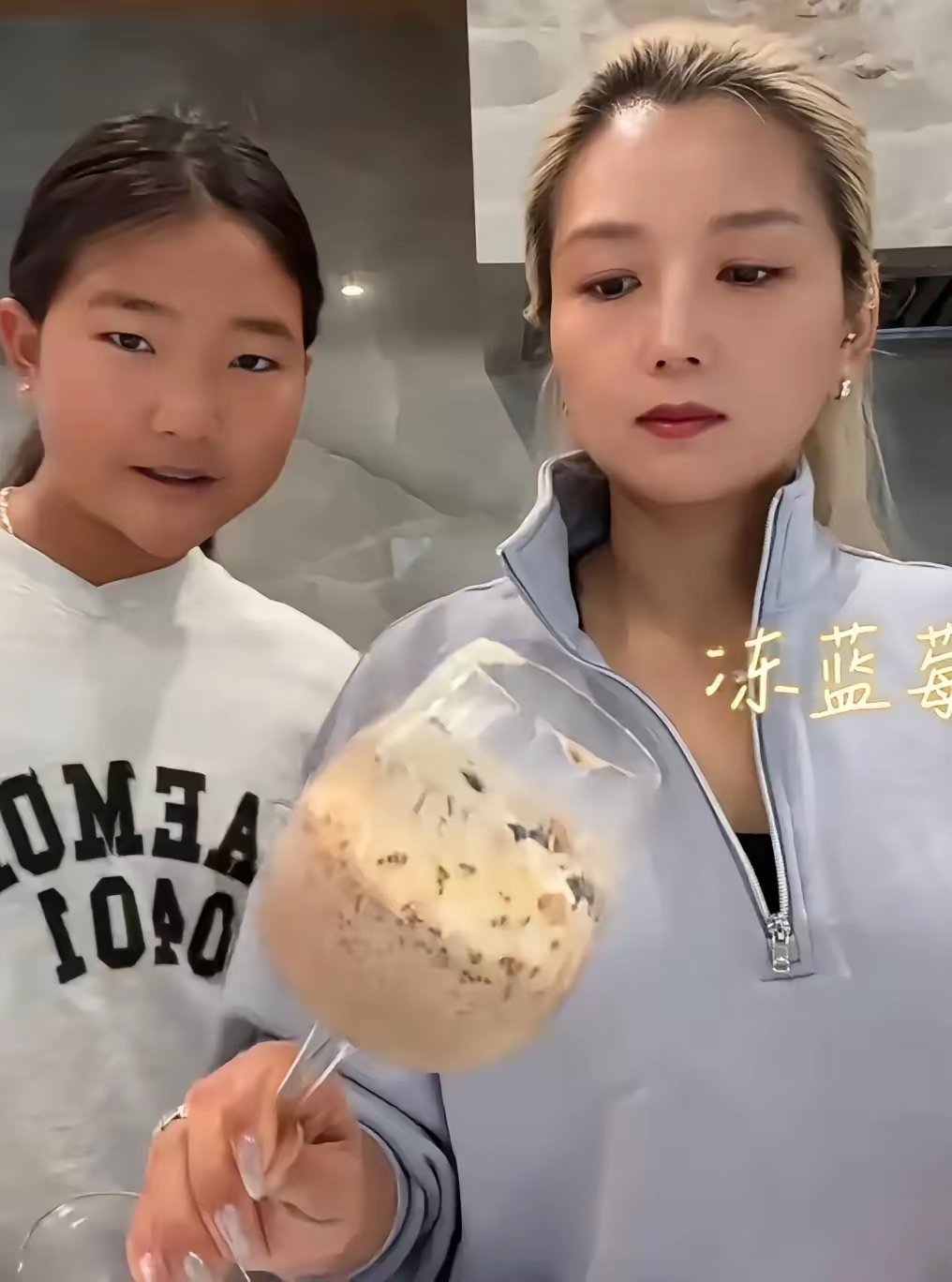 何洁带着两个女儿一起做甜品，10岁宝妹个头快要赶上妈妈，亲爸赫子铭180的身高基