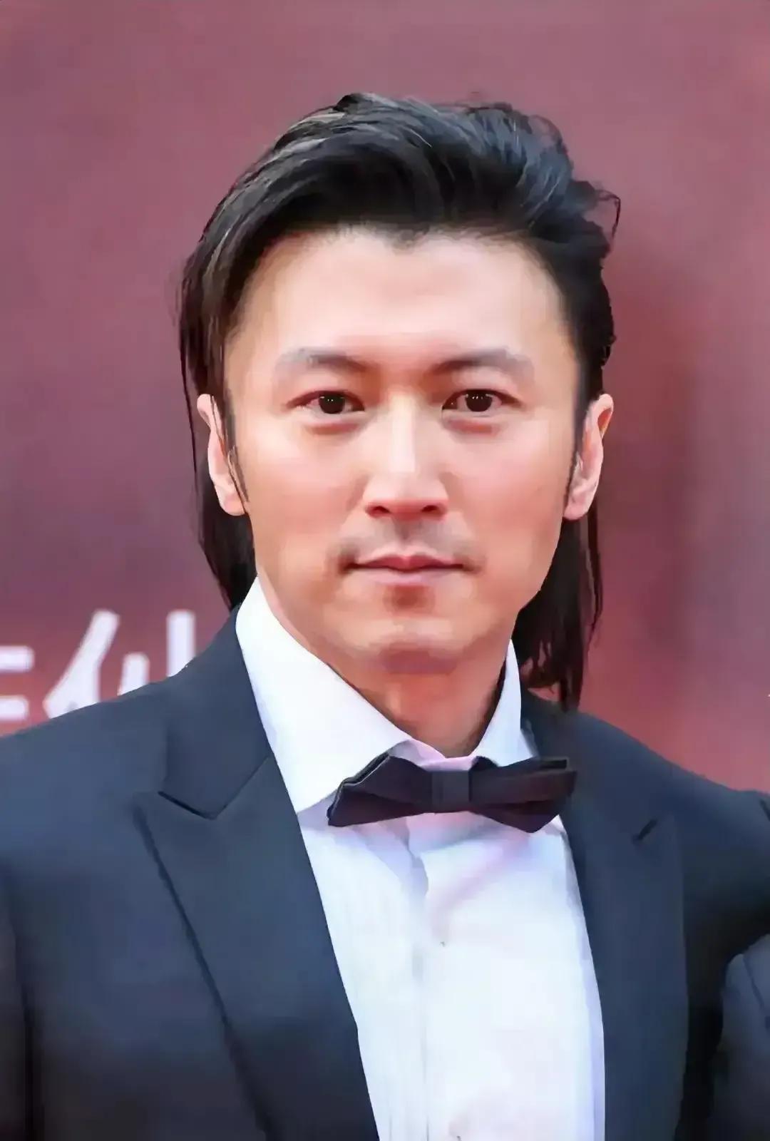 谢霆锋也老了，脸部发腮严重，脸上松弛，纹路朝下走，终究是败给了岁月。

谢霆锋常