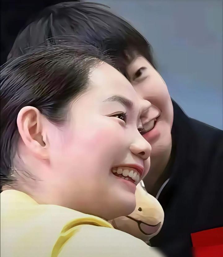 孙颖莎何卓佳，两张软fufu的小圆脸同框也太好嗑了！
 
莎莎肉嘟嘟的娃娃脸，笑