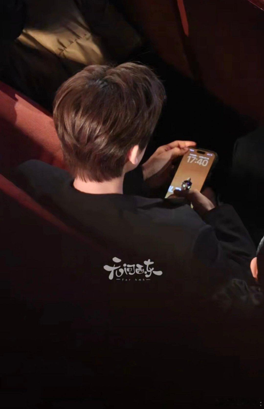 侯明昊壁纸是奥特曼原来侯明昊手机壁纸是奥特曼，还是中二少年呢。侯明昊用奥特曼当壁