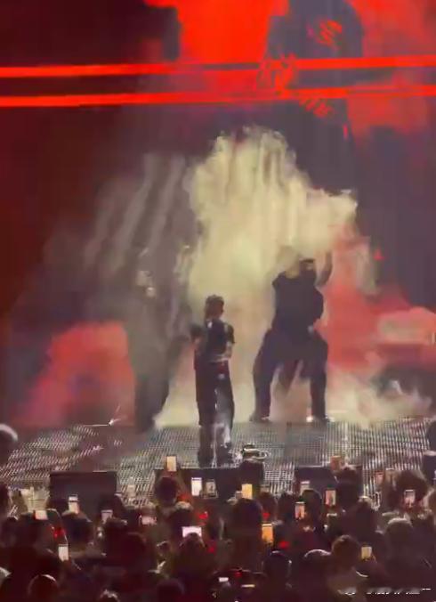 GAI美国演唱会现场人均安陵容GAI跨半球带观众有氧GAI美国演唱会现场太顶了，