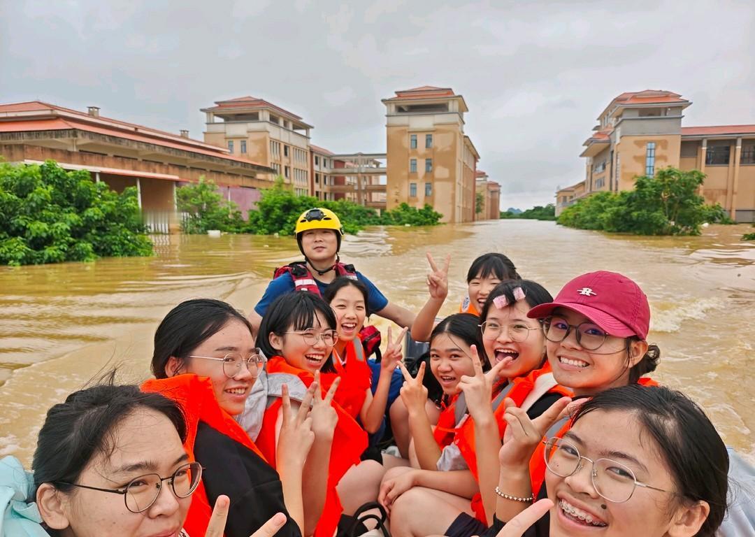 洪艇高歌，少年自有不屈锋芒
 
广西贵港连日暴雨引发严重内涝，贵港市高级中学数百