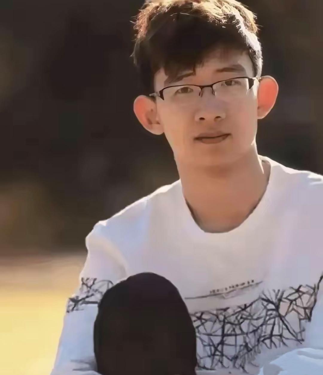 北大状元刘嘉森的感悟：考上名校，并不是人生终点
 
寒门状元刘嘉森进入北大之后，