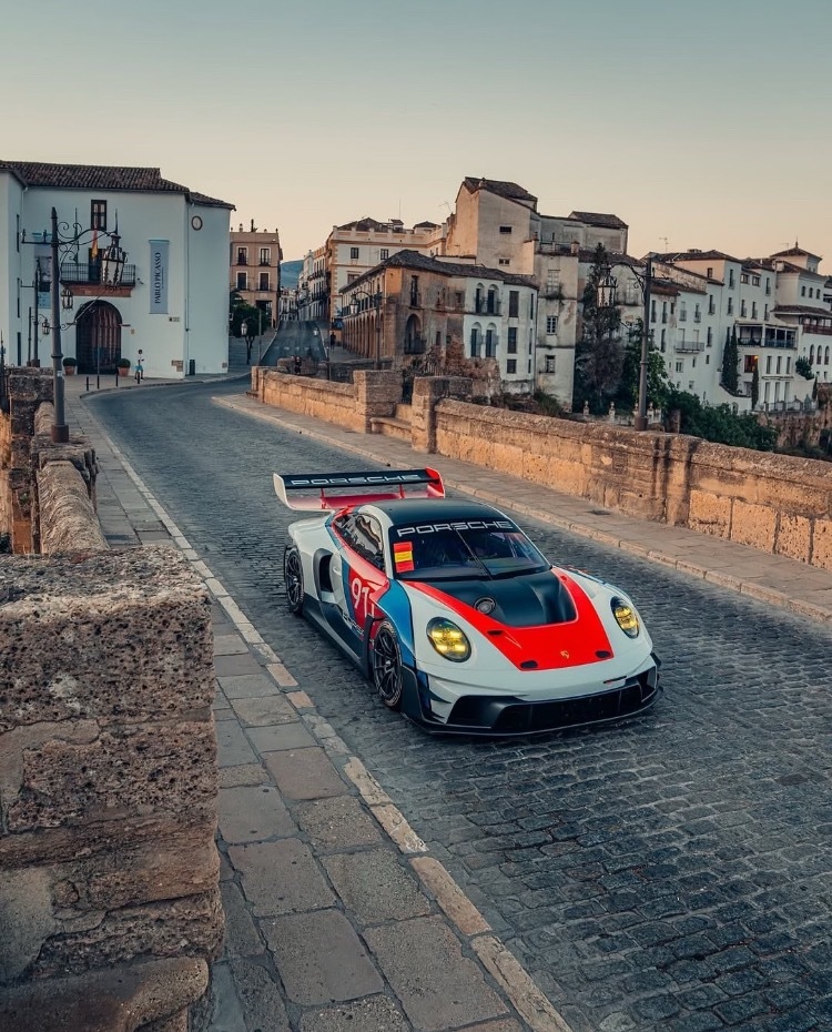 保时捷911 GT3 R Rennsport最纯粹的机械操控和暴力美学，只为赛道