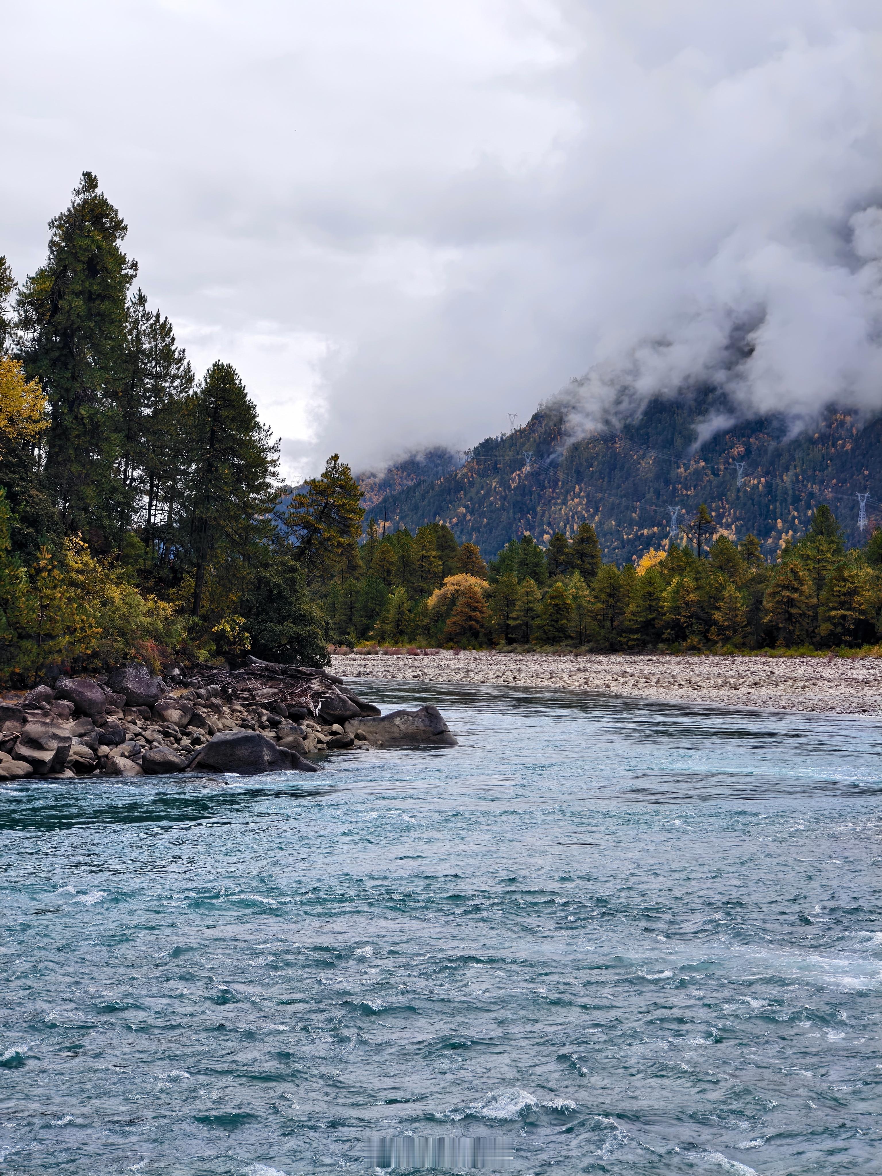 今天走G318一路从林芝到拉萨秋末初冬的林芝是彩色的  ​​​