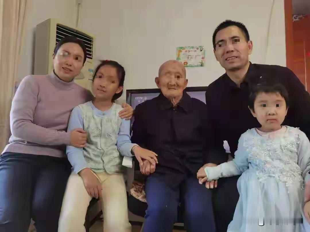 内蒙古单身汉董栋小40多年前捡回一个被遗弃的2个月大男婴，给他取名“永在”，把所