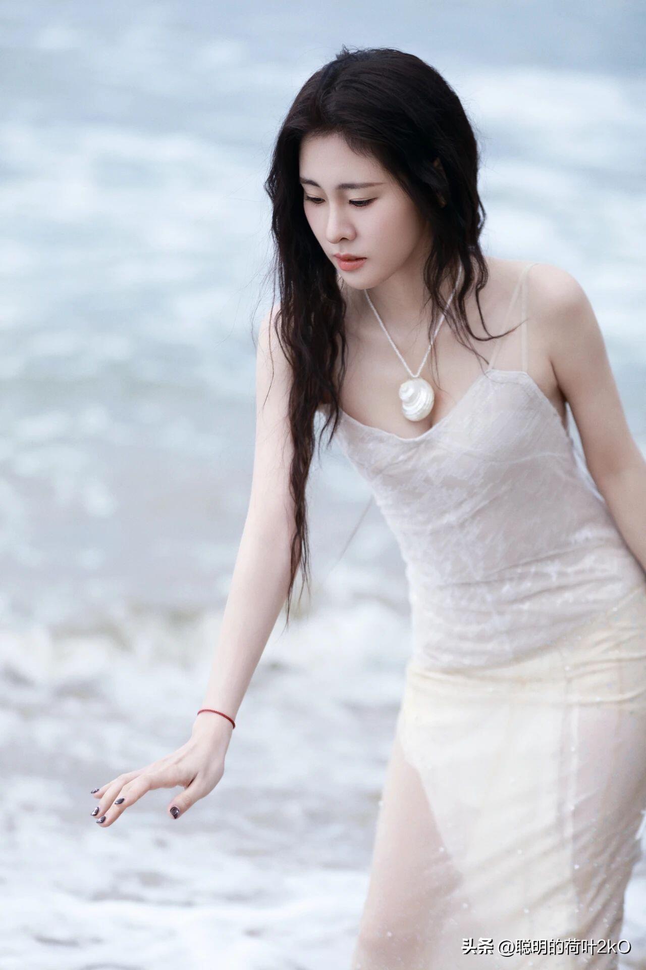 张碧晨海边休闲美图