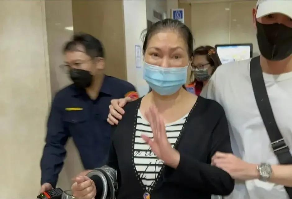 大S也是真够不孝的了。她妈妈都70岁了，还得为她的官司出庭作证。黄春梅满头白发，