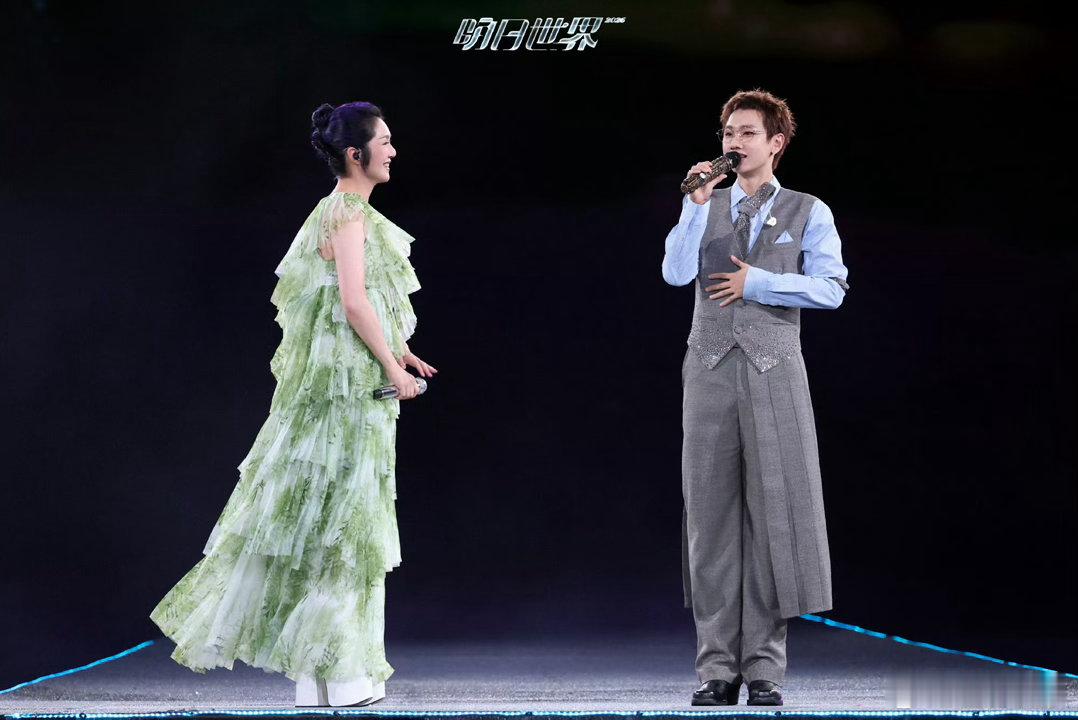 汪苏泷回应杨千嬅跨越多年的交集，从难得相遇慢慢变成如约而至。杨千嬅盛赞汪苏泷的才
