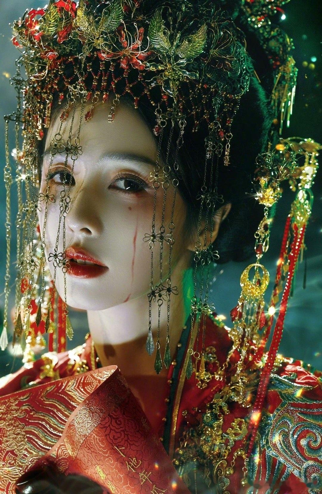 白鹿说今年在电视机前陪大家过年 春节追剧标配白鹿！荧幕前的陪伴，让新年多了一份专