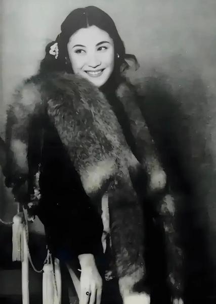 1966年，“京剧皇后”言慧珠自缢前，她拉着11岁的儿子跪在丈夫俞振飞面前，嘱托