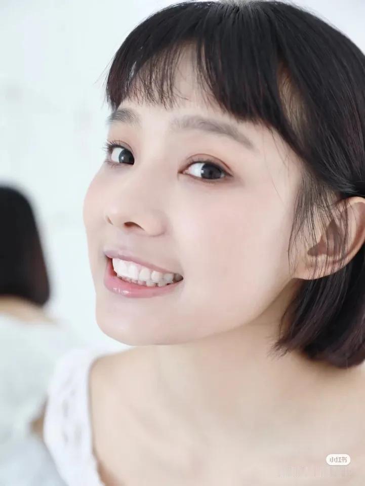 1.微博之夜许佳琪这种亲手准备自制礼物的比较少见，白鹿和许佳琪应该有友谊缘。
2