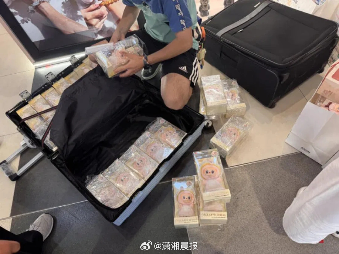 【#新加坡限量泡泡玛特黄牛10倍价转卖##男子为抢限量款泡泡玛特跑掉鞋子#】近日