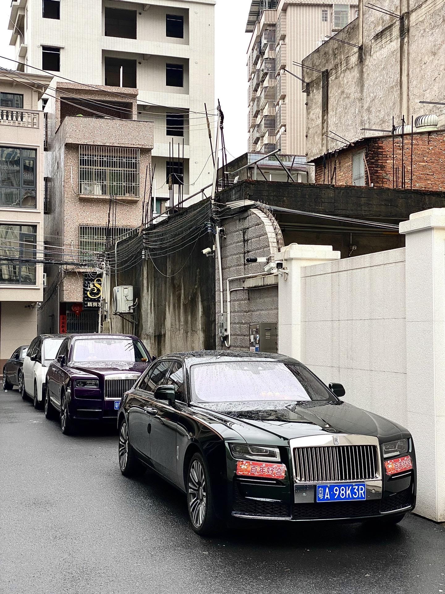 劳斯莱斯是不是也懂大雨滂沱没有伞的日子 所以每辆都自带伞☔️的