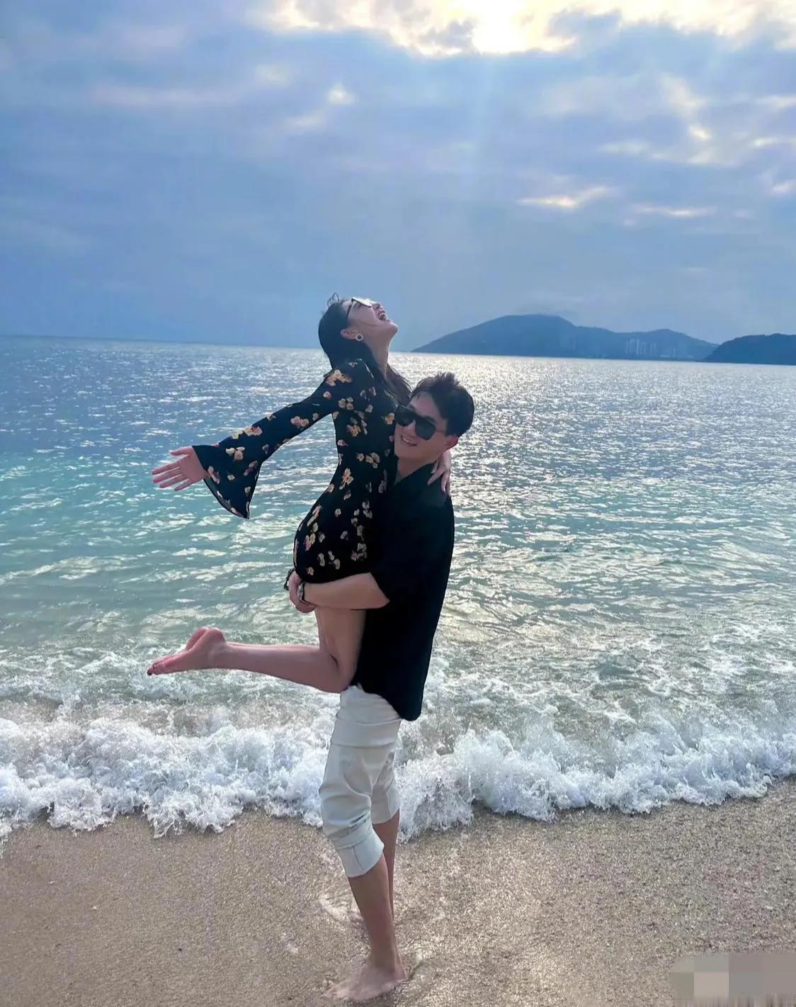 哇哦，画面中身着一袭黑色花裙的张馨予真是美翻天啦：长发垂肩，杏脸桃腮，娇柔腰柳，