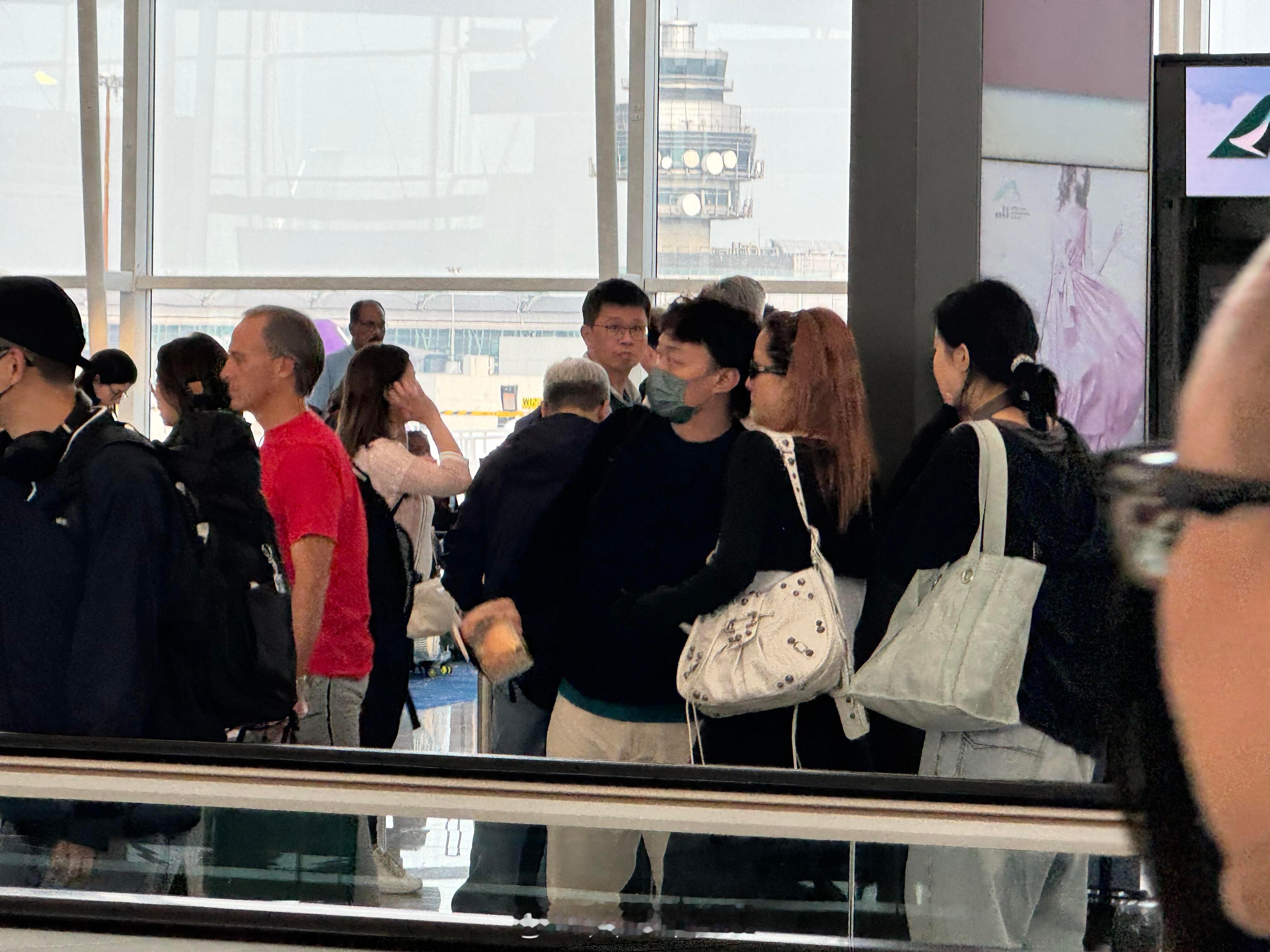 日本偶遇陈奕迅一家三口陈奕迅20岁女儿身高 日本偶遇陈奕迅一家三口，20岁女儿身