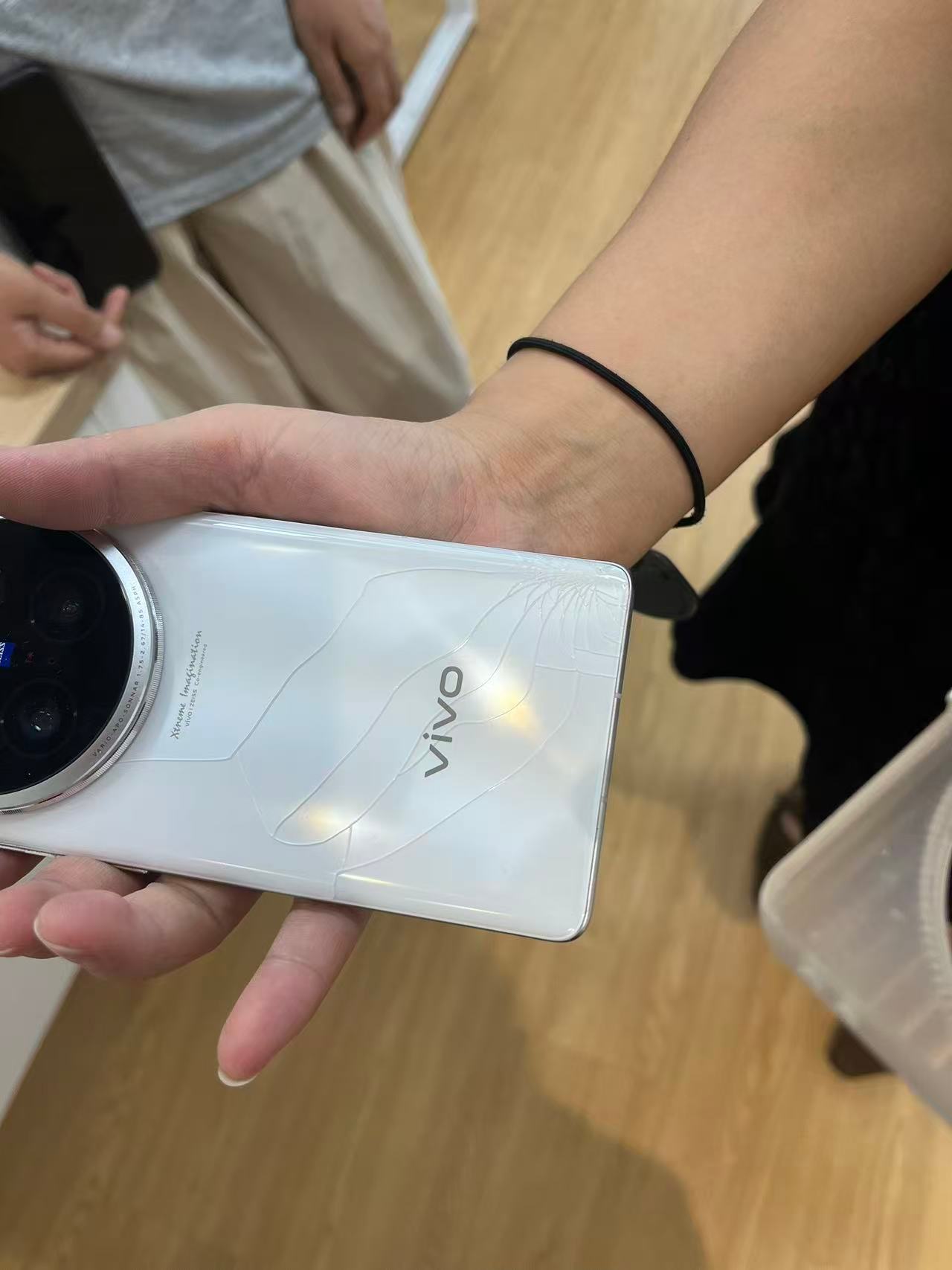 我服了，我老婆又把 vivo X100 Ultra 后盖摔碎了，这已经是第二次碎