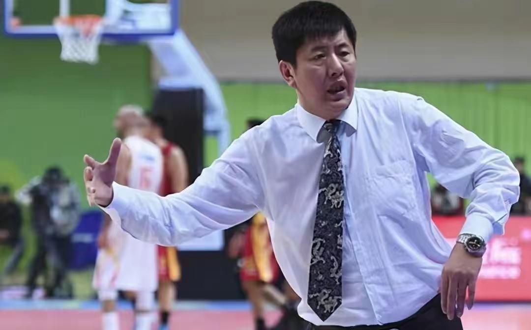 目标季后赛，完不成任务这4位主教练或将下课！
1、山东高速男篮主教练丁伟。山东队