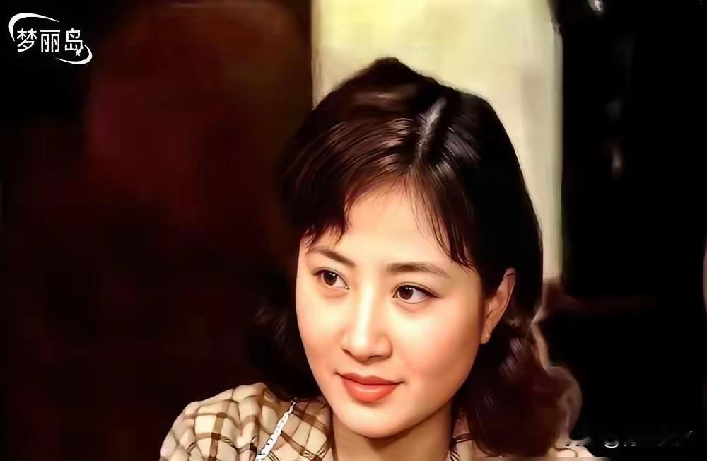 她走了，69岁。有人说，一个时代的美，也跟着落幕了。1980年，没有滤镜磨皮，电