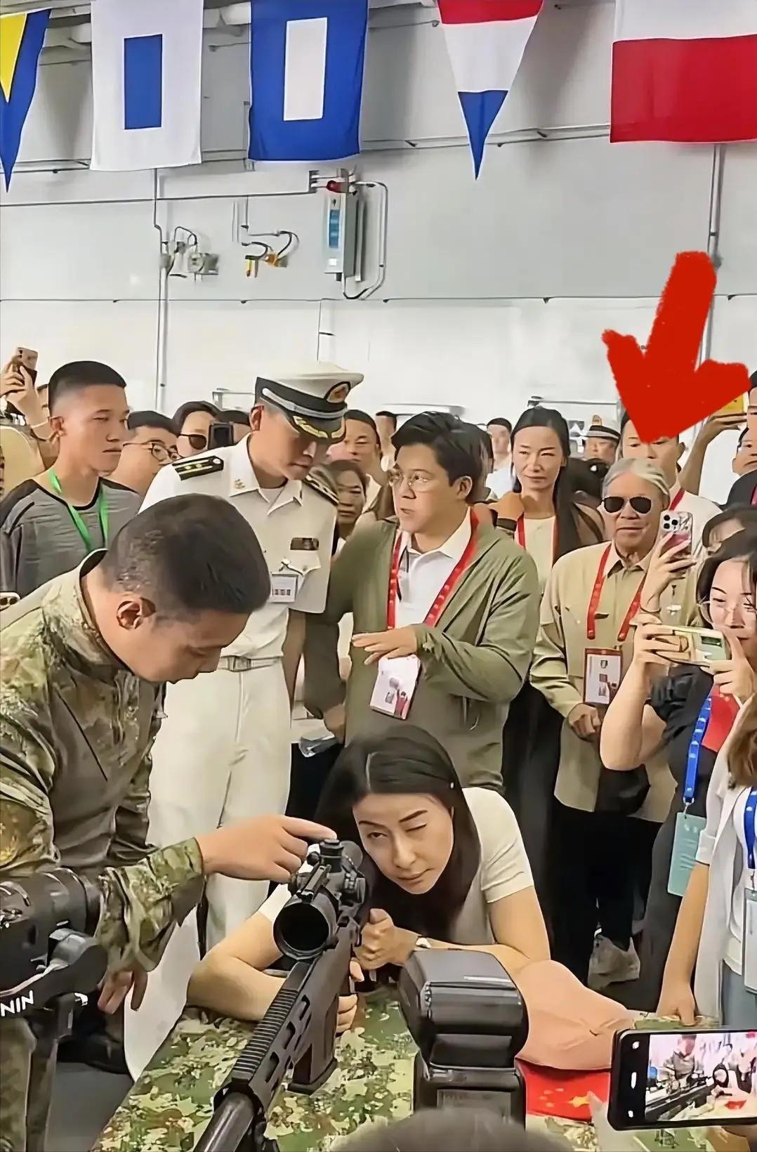 霍震霆老爷子太有意思了！别的大佬，几乎不会和儿子儿媳一起参加活动，一是避嫌，二是