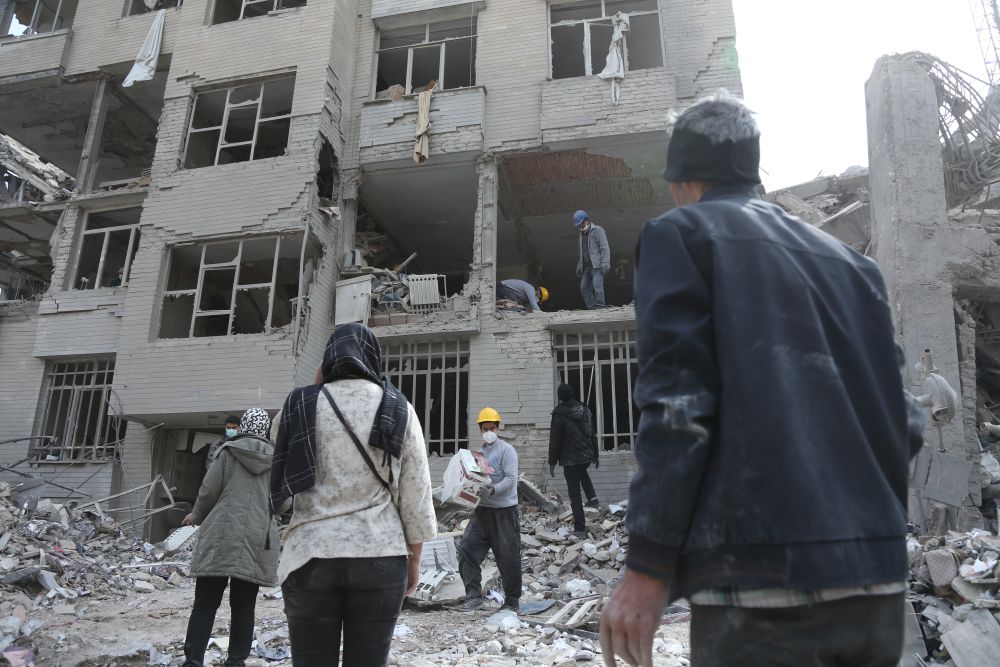 第14天！伊朗称“精确打击”美第五舰队基地，美军航母起火、空