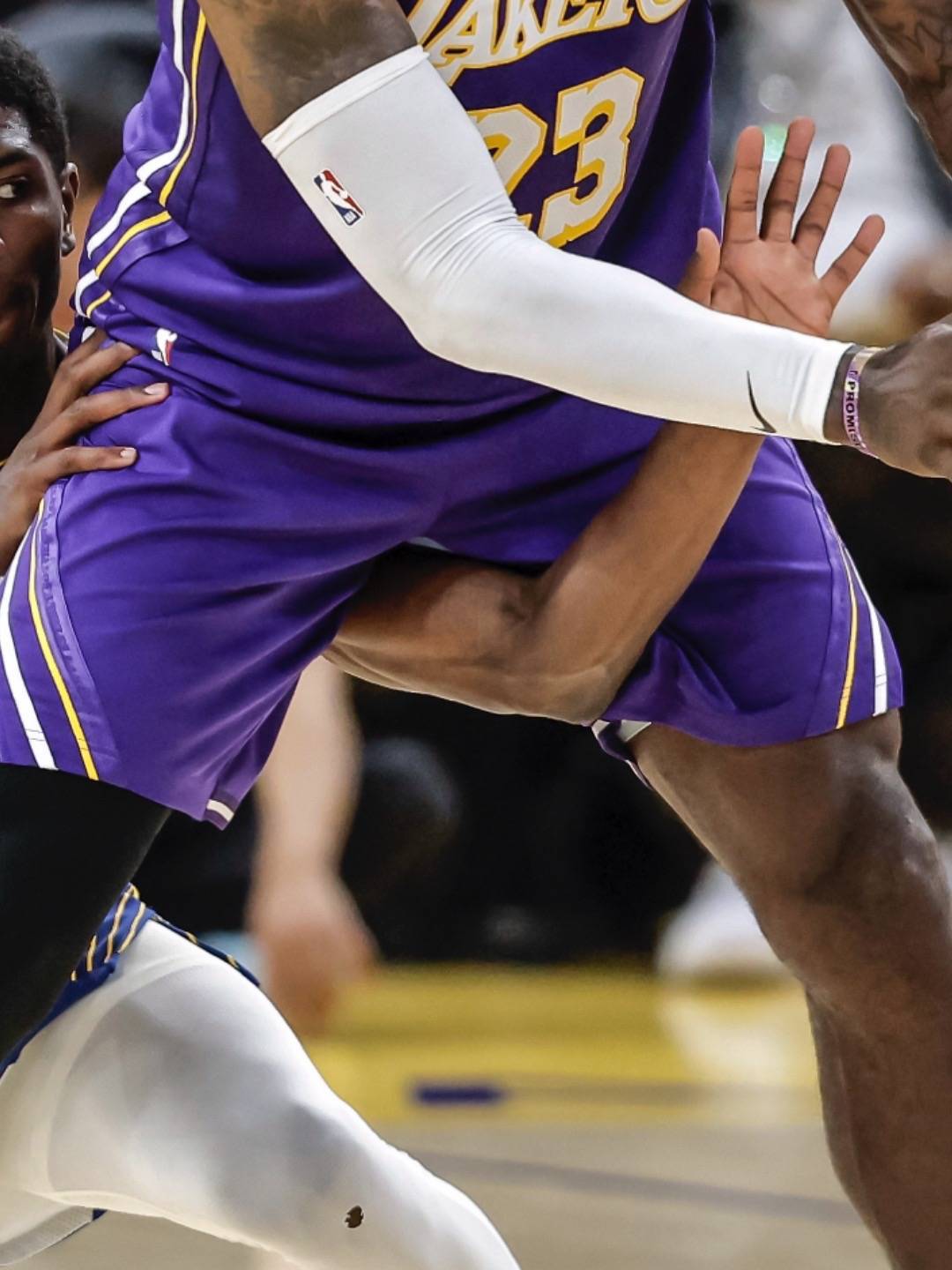 湖人打勇士那场，双向球员内特-威廉姆斯防守詹姆斯的瞬间动作被摄影师Carlos 