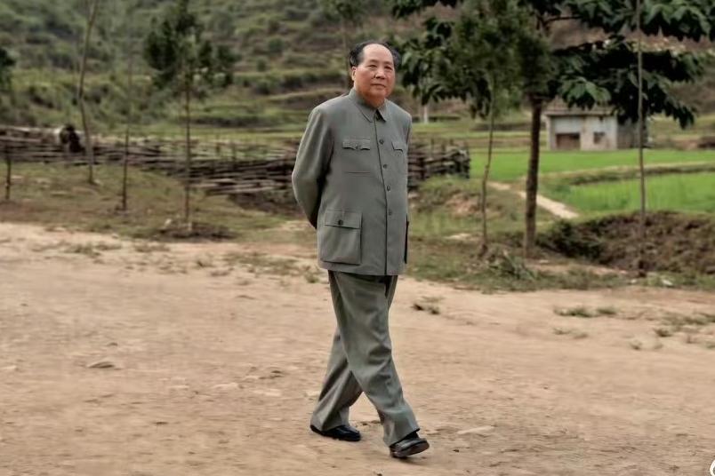 1965年，毛主席时隔38年重回井冈山。
 
多年前，他在这里点燃革命星火，扎根