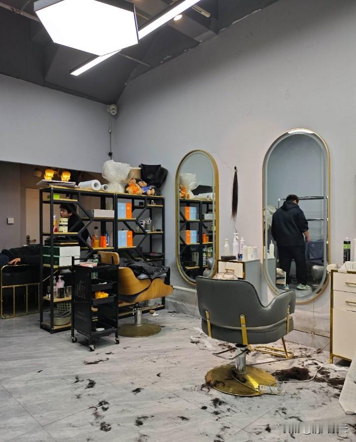 还有几天过年了，今天去理发店理发，理完发，我去前台结账，因为之前有办理的会员卡，