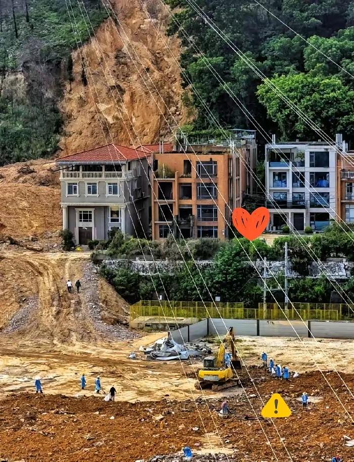 山体崩塌前近一小时，网格员彭迪挨家挨户敲门催促住户紧急转移，不少居民贪恋屋内财物