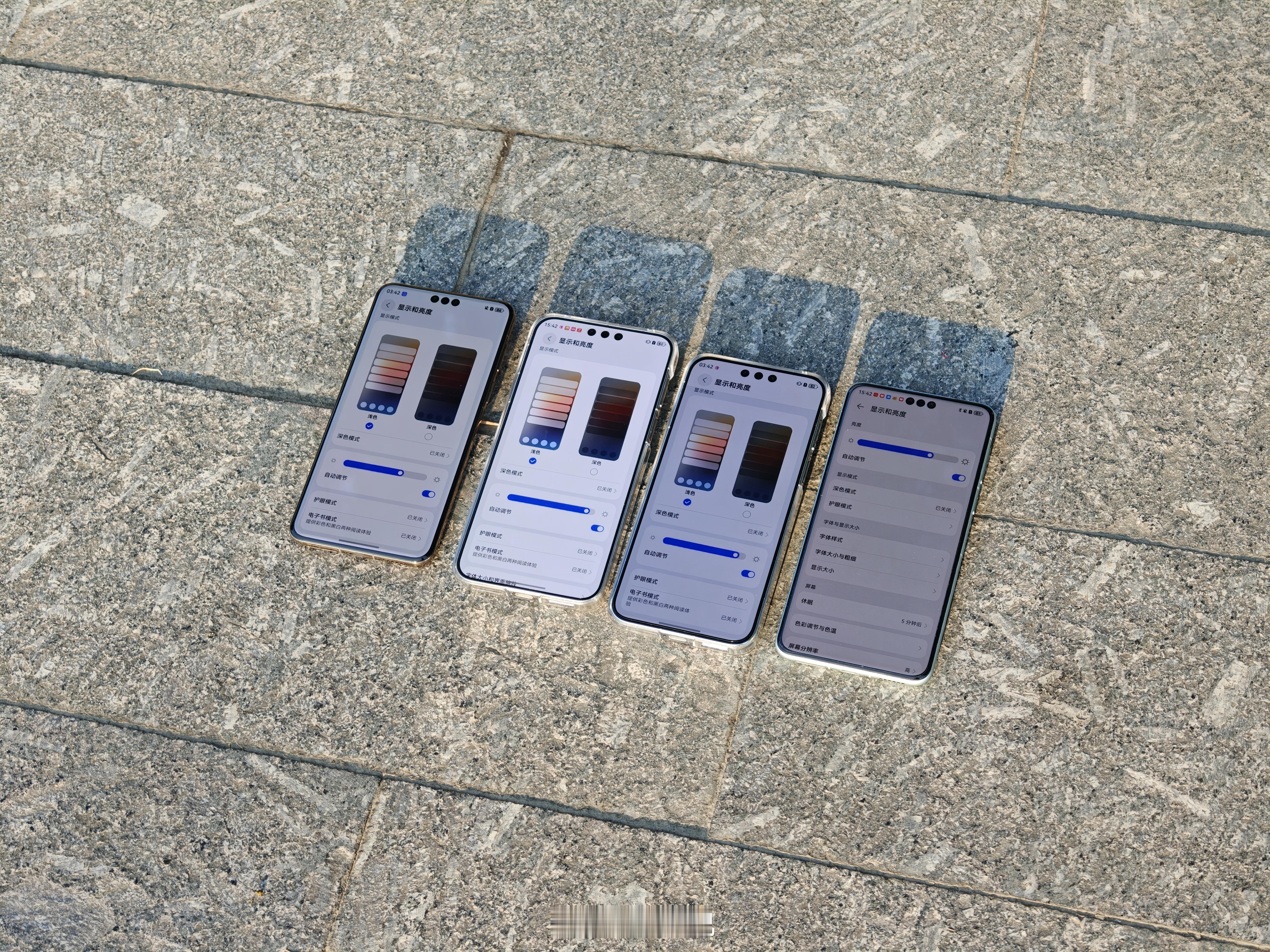 灵珑屏的亮度优势还是很明显的