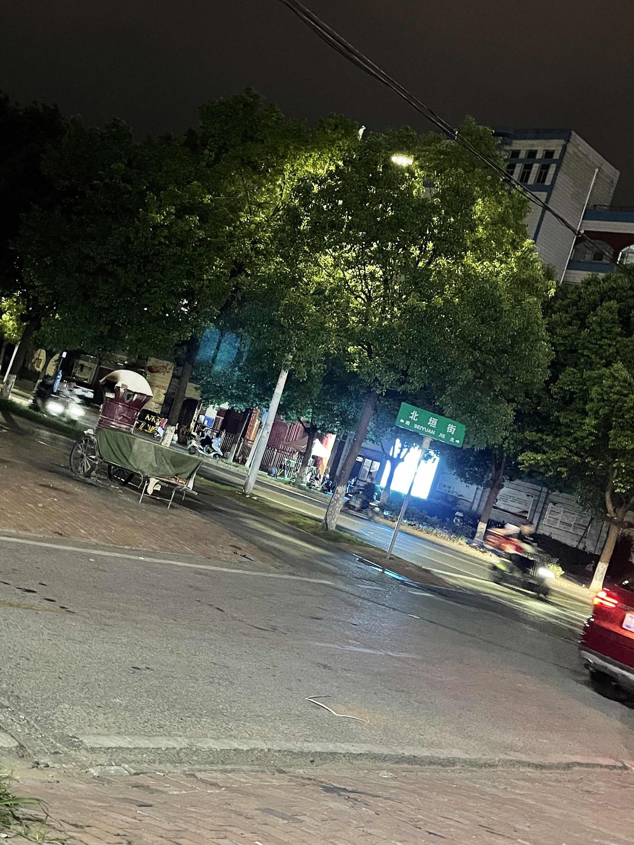 晚上吃过晚饭，我一个人在马路边溜达，晚风一吹还挺舒服。

一直逛到北垣街，路边树