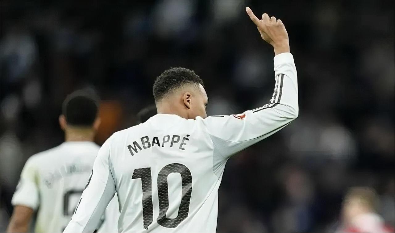 姆巴佩：我没那种命啊！
年少成名意气风发的时候，梅西风头正盛，无力争夺天下第一！